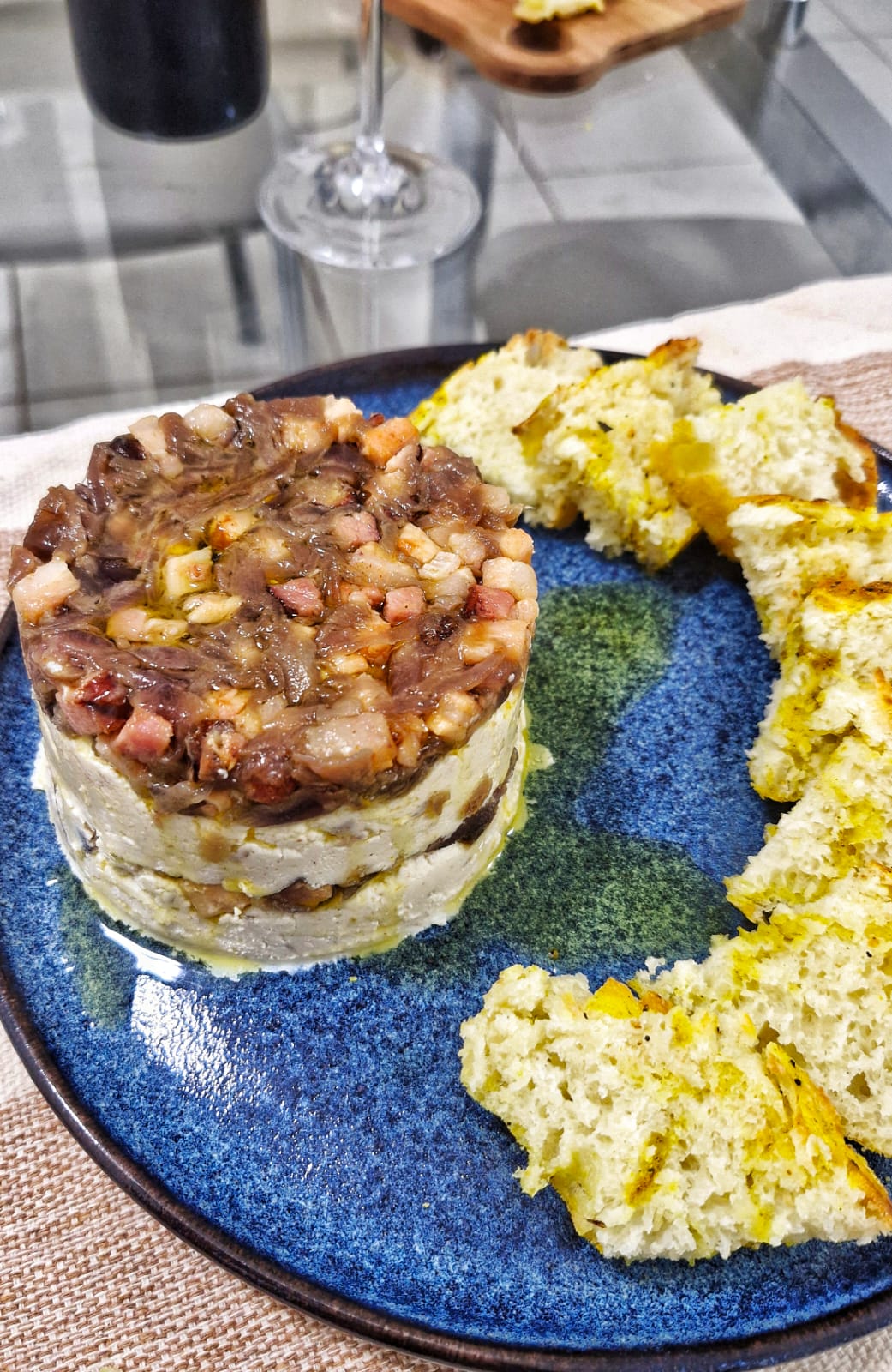 Terrine de bacon com cebola caramelizada