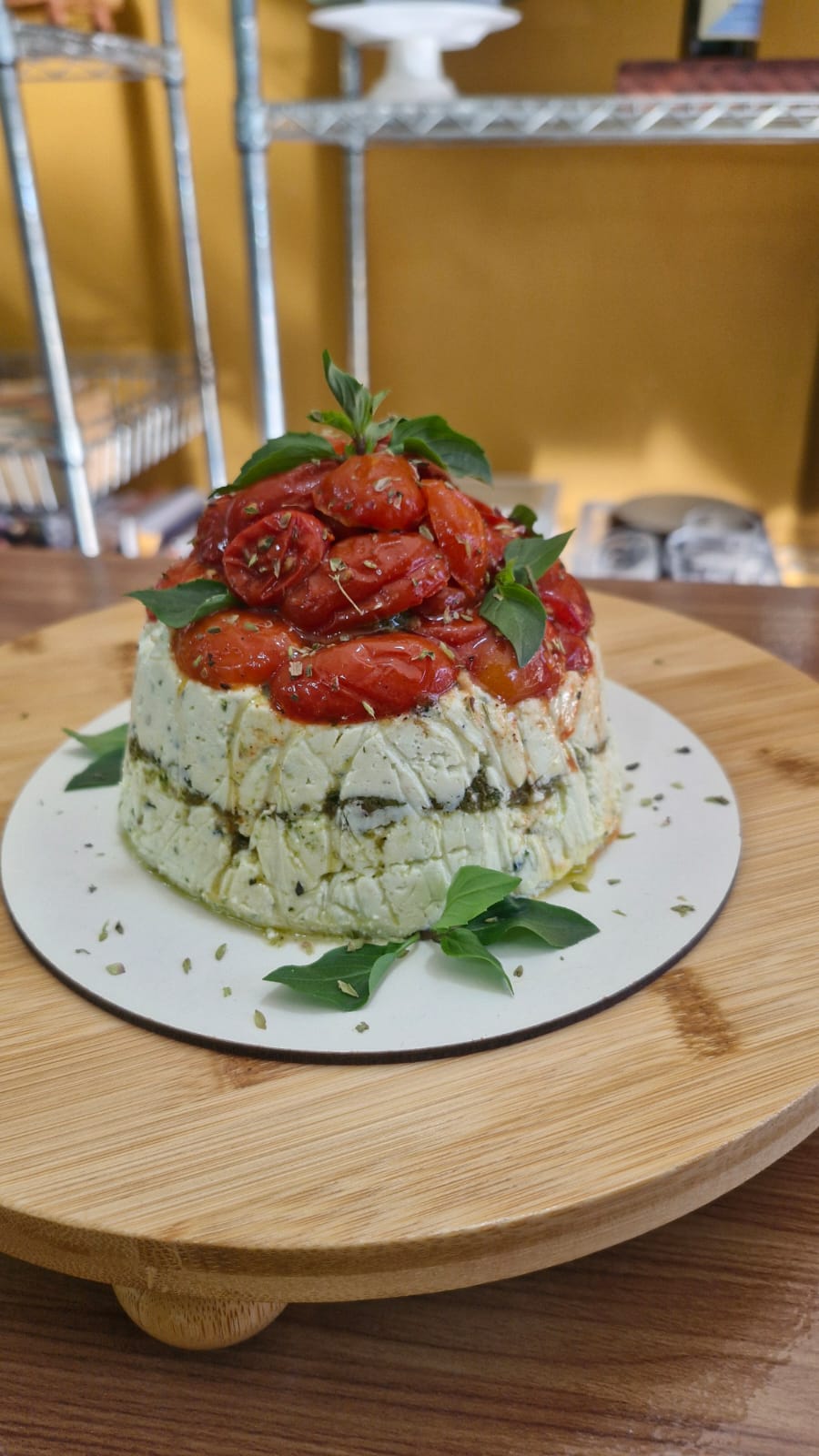 Terrine de tomate confit com pesto de manjericão